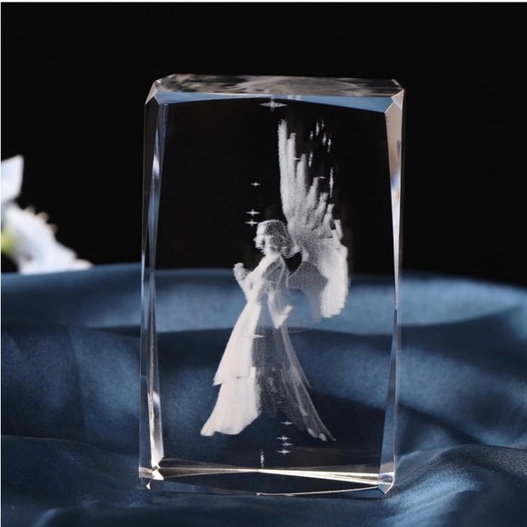 Engraved crystal angel on lighted base - Picture 2 of 13